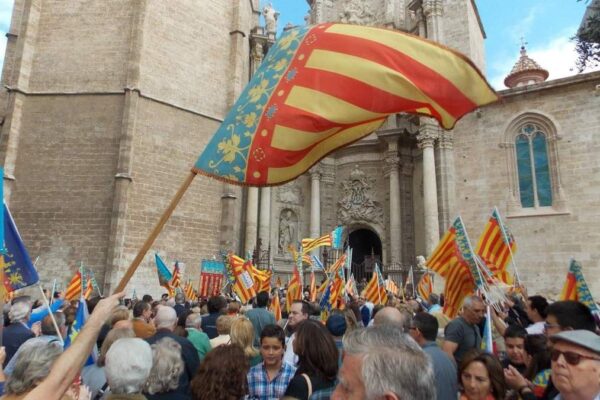 «Com la sanc feta paraula», poema d’Anfós Ramon i Garcia Senyeres en la Porta dels Ferros de la Catedral de Valéncia