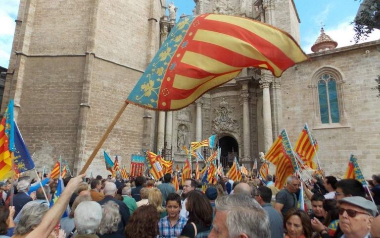 Senyeres en la Porta dels Ferros de la Catedral de Valéncia