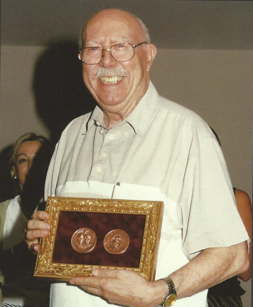 Anfós Ramon rebent la medalla del centenari del concurs de llibrets de falla de Lo Rat
Penat, en 2003