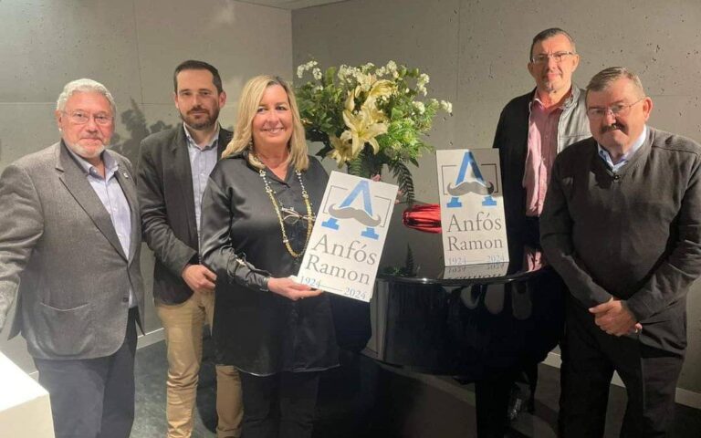 Els fills d'Anfós Ramon junt al logotip de la celebració de l'Any d'Anfós Ramon