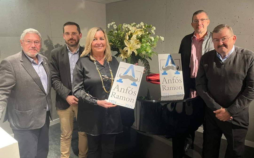 Els fills d'Anfós Ramon junt al logotip de la celebració de l'Any d'Anfós Ramon