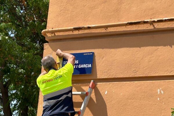 Raig de llum entre les ombres (Revista Rogle 213, juny 2024) Colocació de la placa de la Plaça d'Anfós Ramon i Garcia