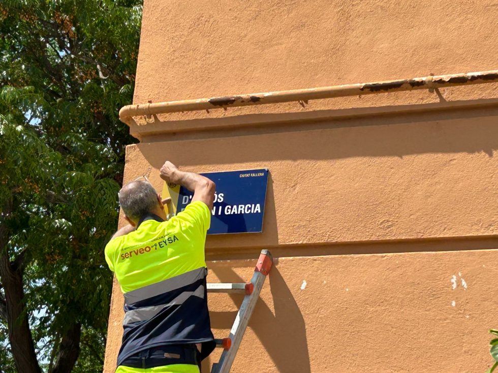 Colocació de la placa de la Plaça d'Anfós Ramon i Garcia