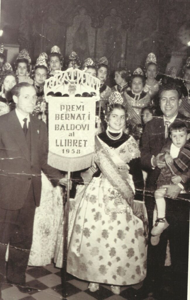 Comissió fallera portant el Premi Bernat i Baldoví de Lo Rat Penat en 1958