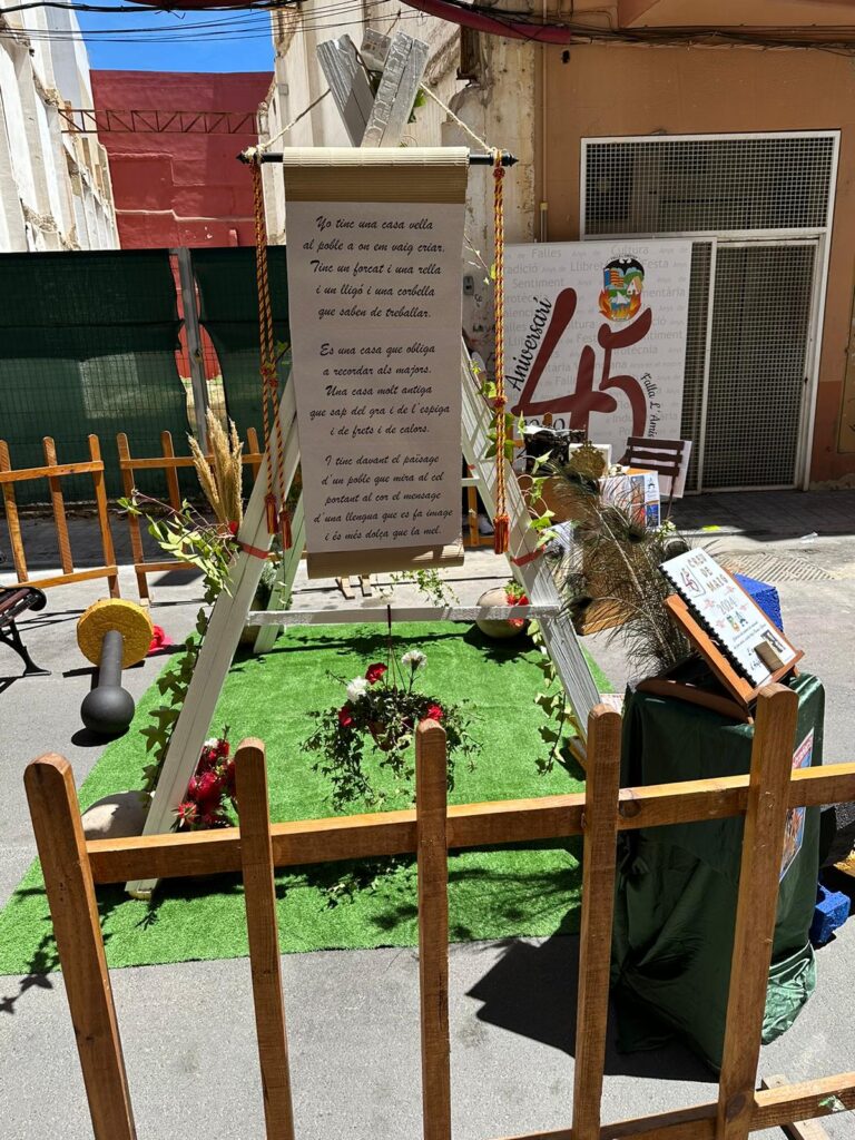 Creu de maig de la Falla l'Amistat d'Alfafar, dedicada a Anfós Ramon