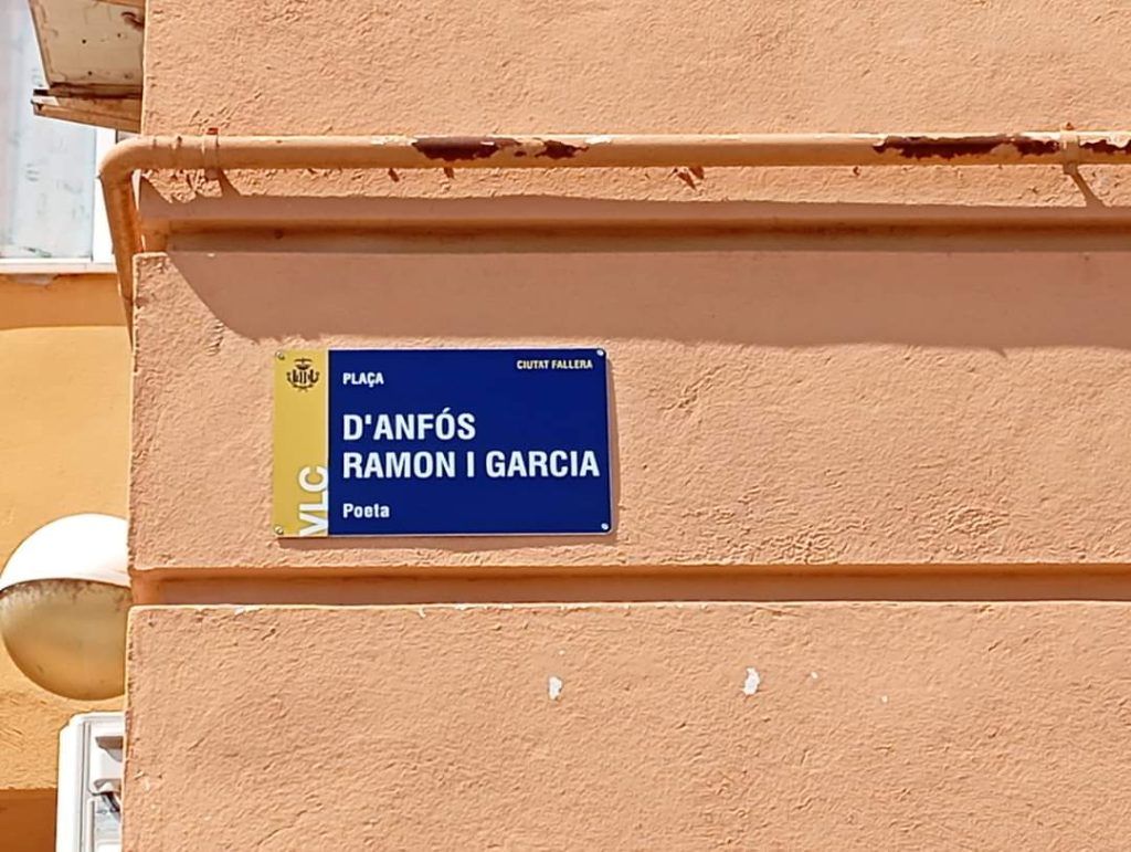Placa de la plaça d'Anfós Ramon i Garcia en la Ciutat Fallera de Valéncia