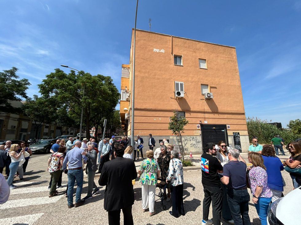 Públic assistent a l'acte d'inauguració de la Plaça d'Anfós Ramon i Garcia