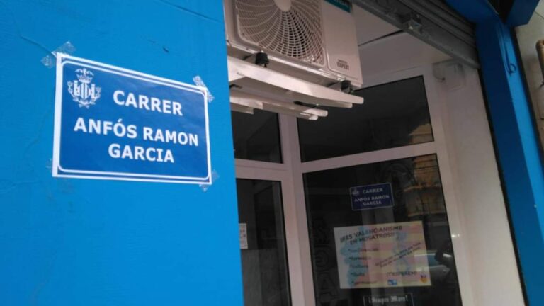 Image de la reivindicació d'un carrer a nom d'Anfós Ramion en Valéncia, en la sèu del GAV