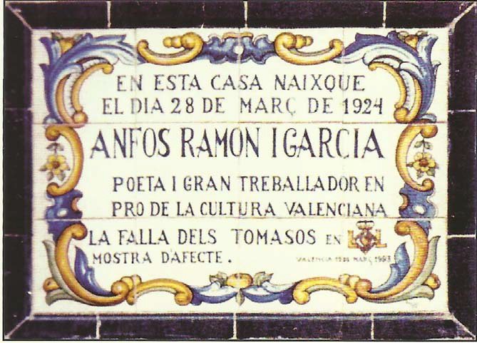 Placa de taulells commemorativa del naiximent d'Anfós Ramon en l'ubicació de la casa on va nàixer.