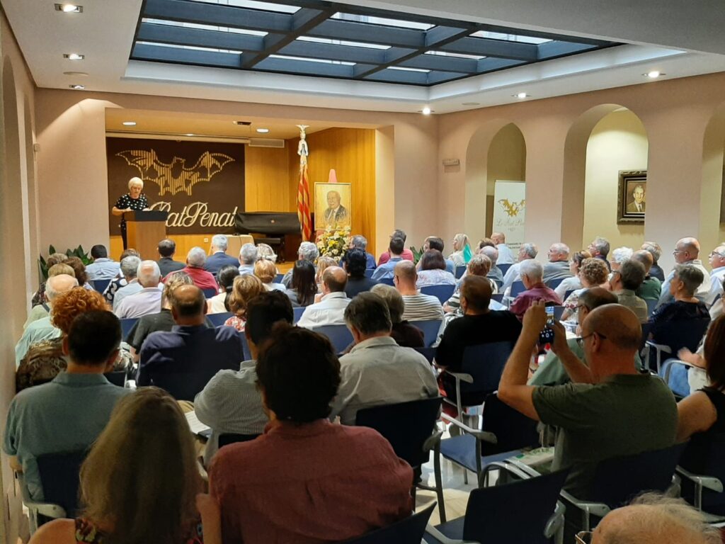 Públic assistent a l'homenage a Anfós Ramon en Lo Rat Penat
